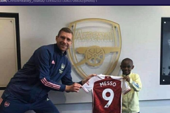Tak bisa mendatangkan Lionel Messi atau Leo Messi dari Barcelona, Arsenal memilih untuk merekrut pemain bernama Leo Messo. 