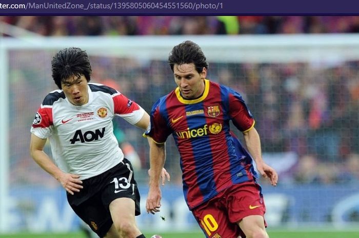 Megabintang Barcelona, Lionel Messi, dalam kawalan mantan gelandang Manchester United, Park Ji-Sung.