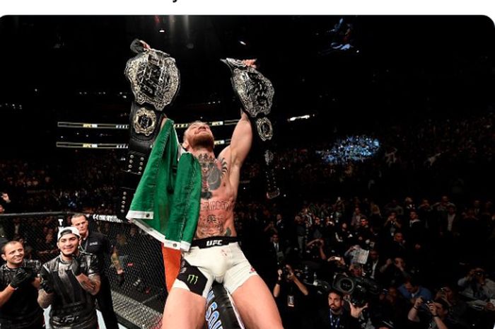 Petarung kelas ringan UFC, Conor McGregor, saat menjadi raja dua divisi. 