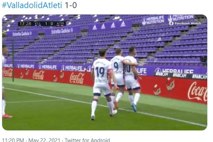 Momen pemain Real Valladolid merayakan gol yang dicetak Oscar Plano (kanan) ke gawang Atletico Madrid dalam pertandingan pekan ke-38 Liga Spanyol 2020-2021.