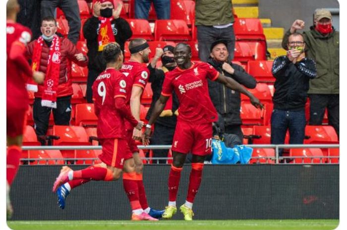 Momen pemain Liverpool merayakan gol yang dicetak Sadio Mane (kanan) dalam pertandingan melawan Crystal Palace di pekan ke-38 Liga Inggris 2020-2021.