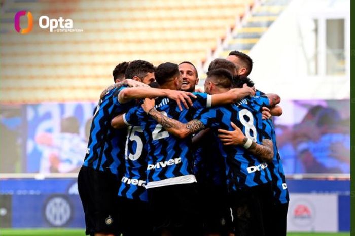 Para pemain Inter Milan merayakan gol ke gawang Udinese dalam partai pekan 38 Liga Italia 2020/21 di Giuseppe Meazza, 23 Mei 2021.