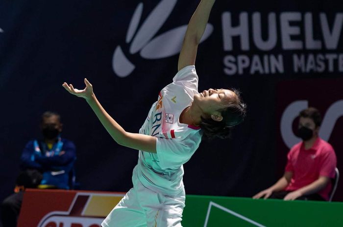 Aksi pebulu tangkis tunggal putri Indonesia, Putri Kusuma Wardani, pada semifinal Spain Masters 2021 di Palacio de Deportes Carolina Marin, Huelva, Spanyol, 22 Mei 2021.