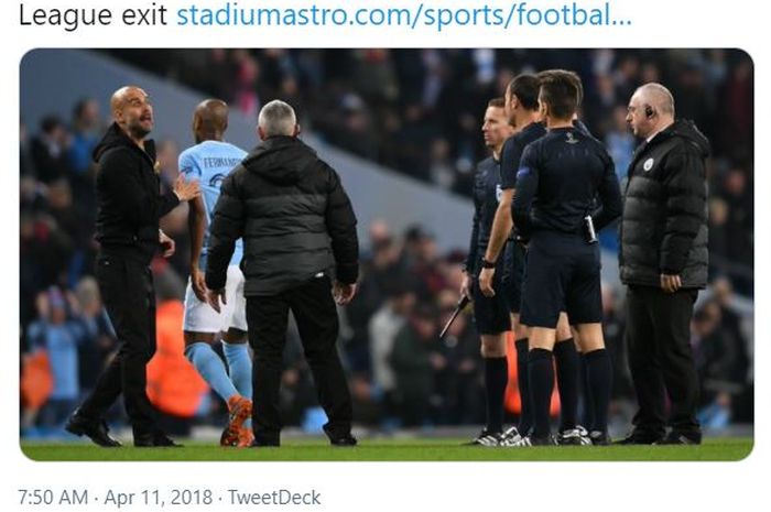 Pelatih Manchester City, Pep Guardiola (kiri), saat memprotes keputusan wasit Mateu Lahoz seusai laga Manchester City melawan Liverpool di leg kedua perempat final Liga Champions 2017-2018.