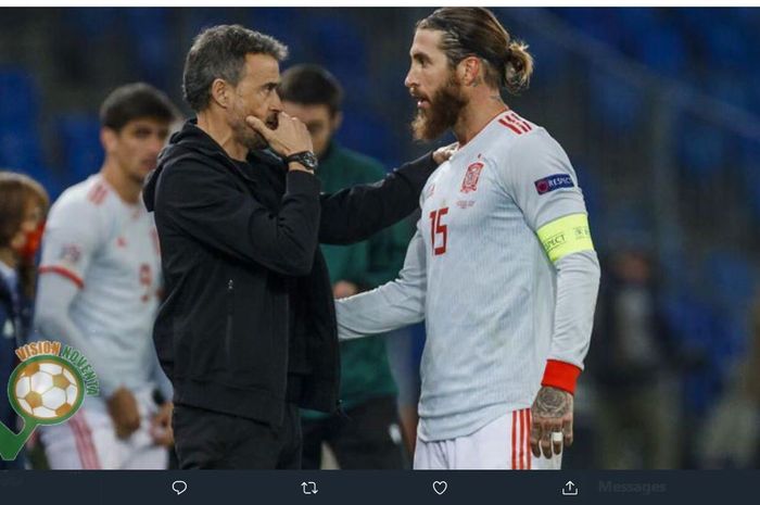 Sergio Ramos berbicara dengan pelatih timnas Spanyol, Luis Enrique.