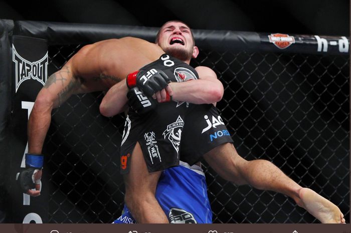 Momen eks jagoan UFC, Khabib Nurmagomedov kala menjadikan Abel Trujillo seperti mainan pada 25 Mei 2013.