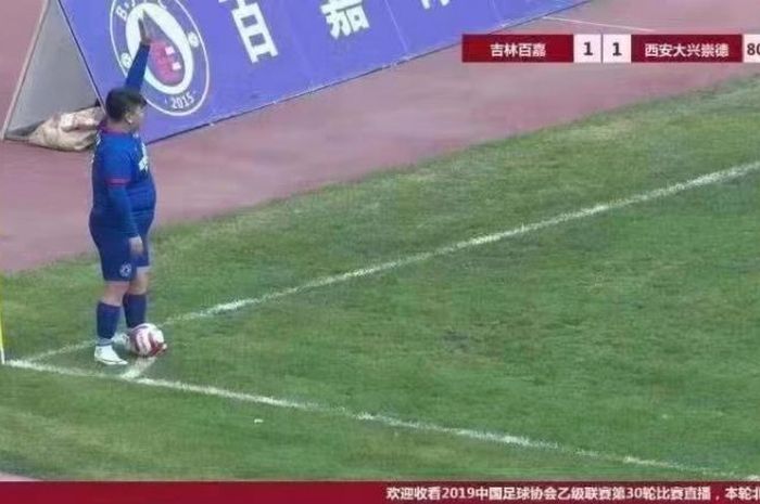Anak He Shihua saat Bermain Sepak Bola