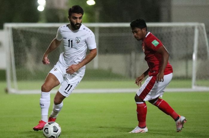 Pemain timnas Indonesia, Rifad Marasabessy, menjaga pemain timnas Afghanistan dalam laga uji coba di Stadion Iranian Club, Dubai, UEA, Selasa (25/5/2021).