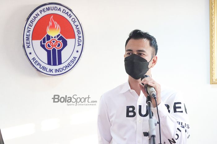 Chairman RANS Cilegon FC, Raffi Ahmad, sedang memberikan keterangan kepada awak media dalam agendanya berkunjung ke Kantor Kemenpora, Senayan, Jakarta, 27 Mei 2021.