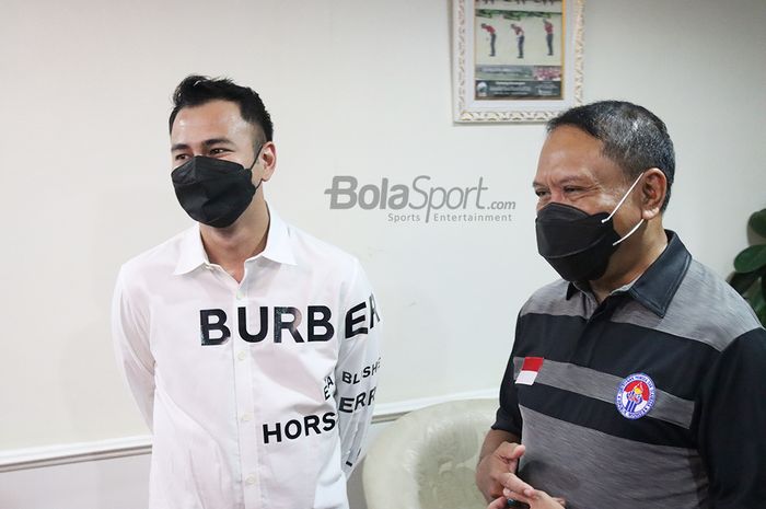 Chairman RANS Cilegon FC, Raffi Ahmad (kiri) dan Menteri Pemuda dan Olahraga Republik Indonesia, Zainudin Amali (kanan), sedang mengadakan pertemuan di Kantor Kemenpora, Senayan, Jakarta, 27 Mei 2021.