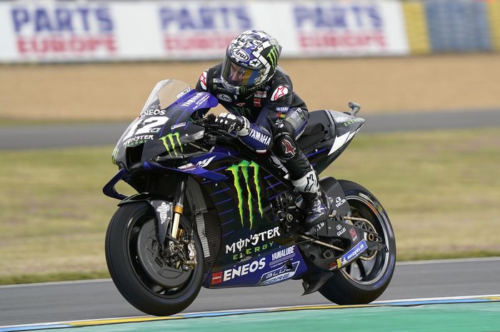 Pembalap MotoGP dari tim Monster Energy Yamaha, Maverick Vinales kala beraksi di trek balap.