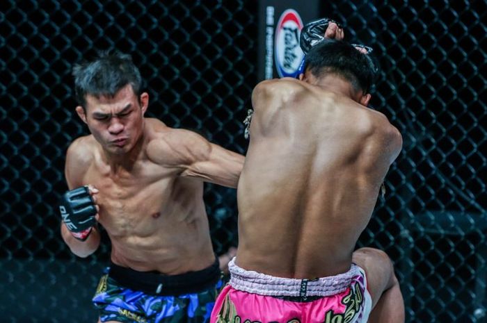 Aksi monster Muay Thai, Saemapetch Fairtex yang jadi gacoan petarung MMA Indonesia, Suroto kala memetik hasil ONE Championship: FULL BLAST sempurna Jumat malam (28/5/2021) WIB.