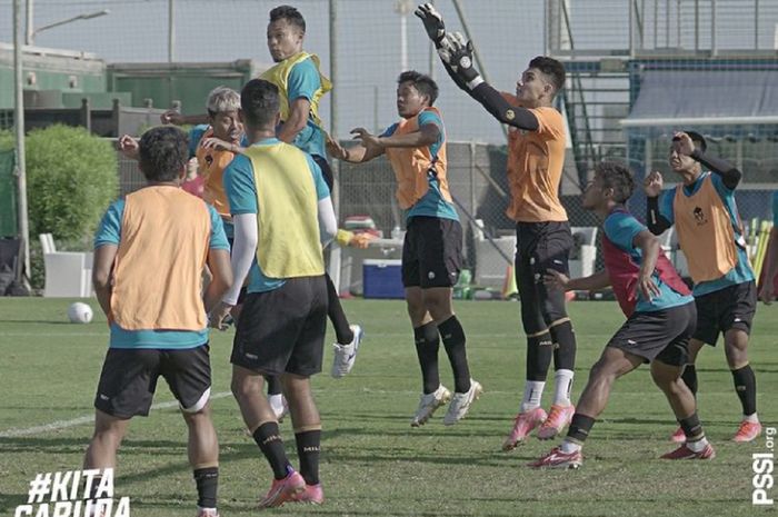 Para pemain Timnas Indonesia berlatih serius menjelang uji coba internasional kontra Oman di Dubai.