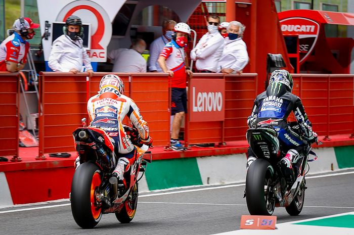 Pembalap Repsol Honda, Marc Marquez (kiri), dan Maverick Vinales (Monster Energy Yamaha) pada seri balap MotoGP Italia 2021 di Sirkuit Mugello.