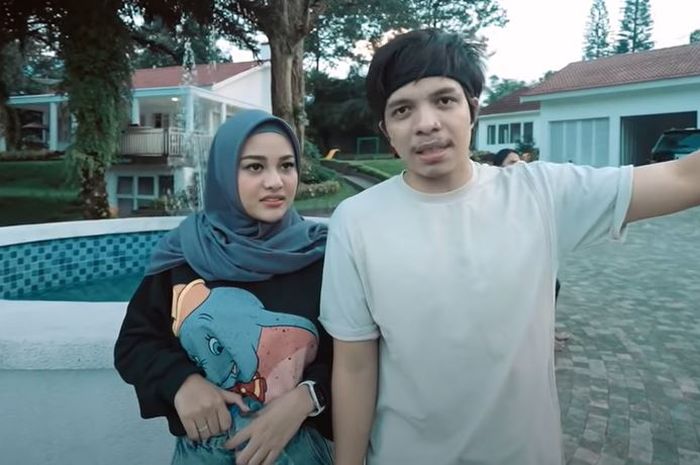 Atta Halilintar saat sedang berlibur di Puncak Bogor pasca <a href='https://medan.tribunnews.com/tag/aurel-keguguran' title='Aurel keguguran'>Aurel keguguran</a>.