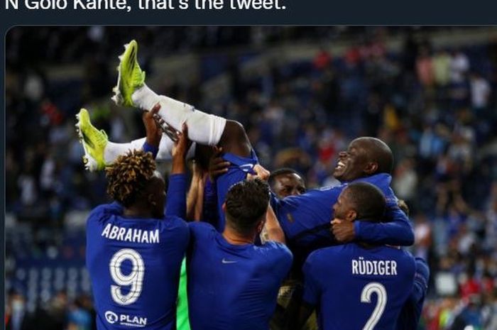Gelandang Chelsea, N'Golo Kante, diangkat rekannya ke udara selepas membantu klub juara Liga Champions dengan mengalahkan Manchester City pada final di Porto, 29 Mei 2021.