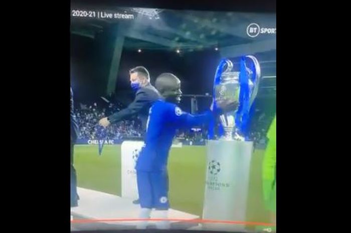 Aksi malu-malu N'Golo Kante saat penyerahan trofi Liga Champions membuat fans Chelsea gemas, alam laga final Liga Champions di Estadio do Dragao, Sabtu (29/5/2021) atau Minggu dini hari WIB.