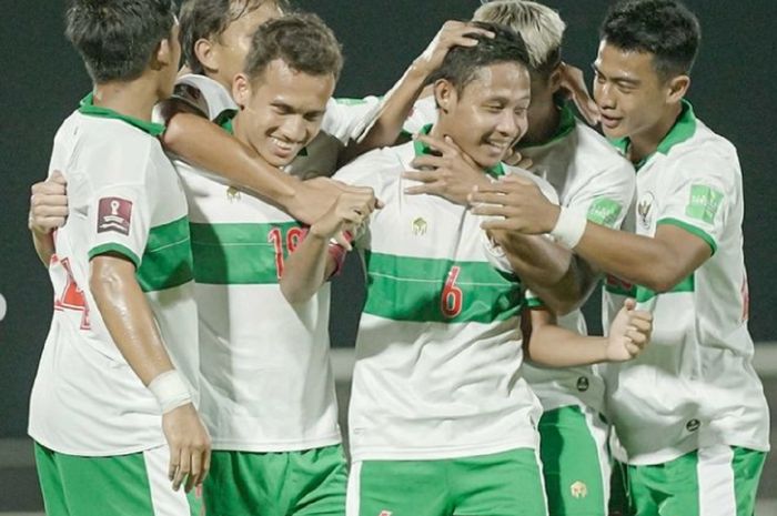 Para pemain Timnas Indonesia selebrasi gol Evan Dimas (ketiga dari kanan) ke gawang Oman dalam uji coba internasional di Dubai, UEA, Sabtu (29/5/2021) malam WIB.