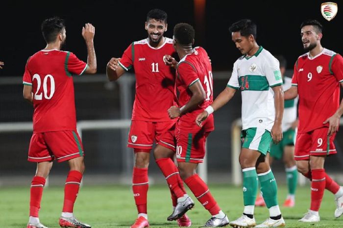 Para pemain Timnas Oman merayakan kemenangan 3-1 atas Timnas Indonesia dalam uji coba berkelas FIFA di Dubai, Sabtu (29/5/2021) malam WIB, sebelum melakoni lanjutan Kualifikasi Piala Dunia 2022.