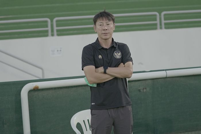 Pelatih timnas Indonesia, Shin Tae-yong, memberikan arahan kepada pemainnya pada laga uji coba melawan Oman jelang Kualifikasi Piala Dunia 2022 Zona Asia.