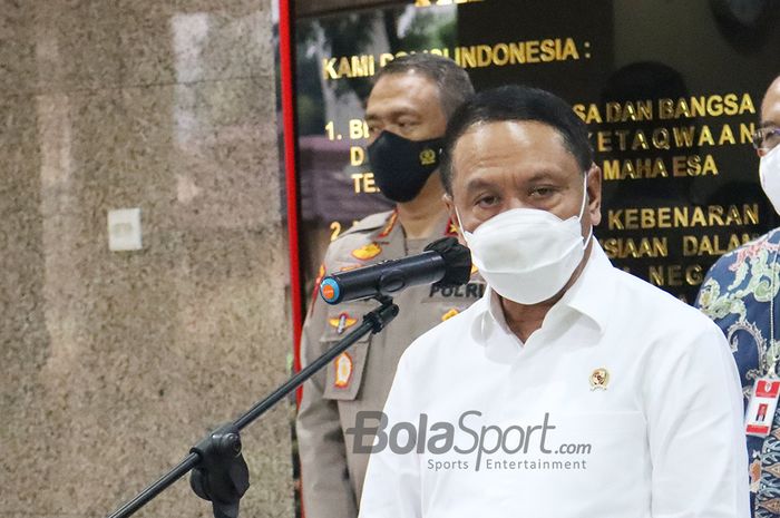 Menteri Pemuda dan Olahraga Republik Indonesia, Zainudin Amali, sedang memberikan keterangan kepada awak media dalam agenda pemberian izin Liga Indonesia musim 2021 di Mabes Polri, Jakarta, 31 Mei 2021.