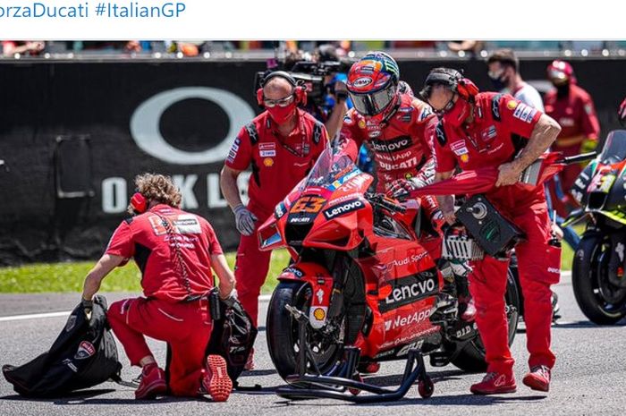 Pembalap Ducati Lenovo, Francesco Bagnaia, saat bersiap-siap menghadapi balapan MotoGP Italia di Sirkuit Mugello, Italia, 30 Mei 2021.