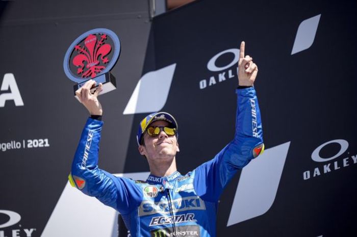 Pembalap Suzuki Ecstar, Joan Mir, saat merayakan kemenangan podium ketiga MotoGP Italia 2021.