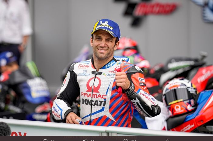 Pembalap Pramac Racing, Johann Zarco, berpose setelah merebut posisi ketiga pada kualifikasi MotoGP Italia di Sirkuit Mugello, Italia, 29 Mei 2021.