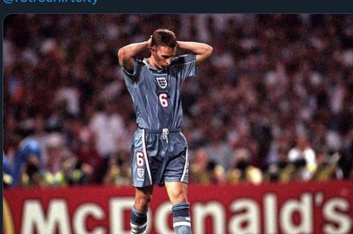 Gareth Southgate setelah gagal jebol gawang dalam adu penalti duel Inggris vs Jerman di Euro 1996.