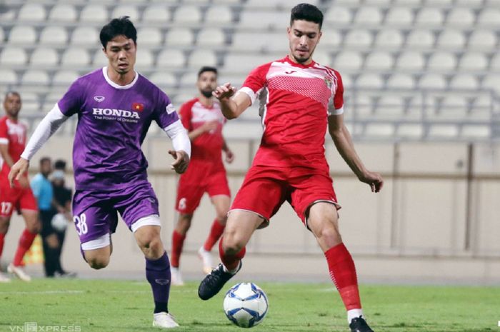 Striker Timnas Vietnam Nguyen Cong Phuong (kiri) berusaha merebut bola dari pemain Yordania dalam uji coba di Dubai, UEA, Senin (31/5/2021) malam WIB. Berbeda dengan  uji coba, Timnas Indonesia Vietnam tak mampu mencetak gol dengan usaha sendiri, bahkan nyaris kalah.