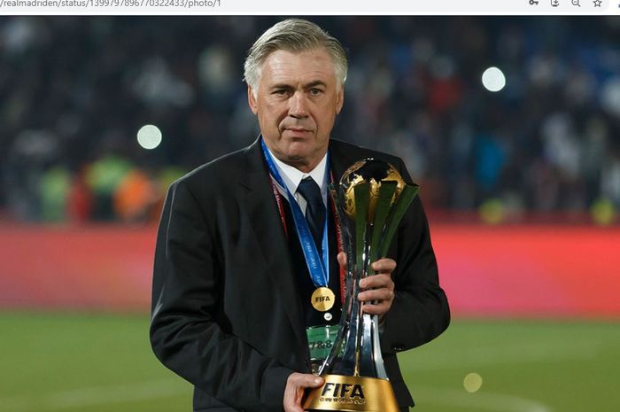 Carlo Ancelotti saat berpose dengan trofi Piala Dunia Klub yang diraih bersama Real Madrid pada 2014/2015.