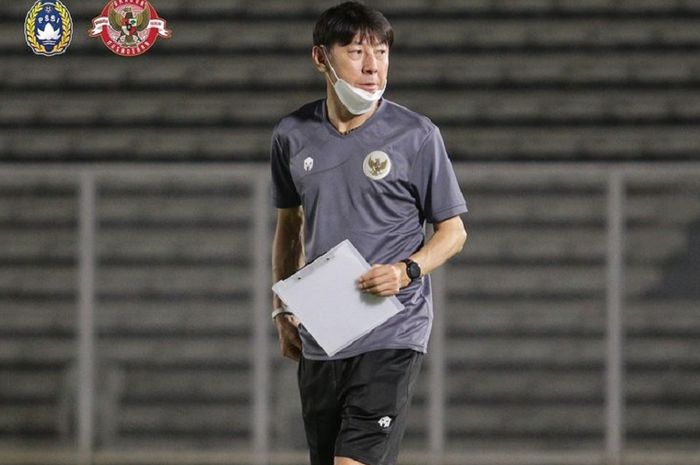 Pelatih timnas Indonesia, Shin Tae-yong, memantau latihan anak asuhnya jelang lawan Thailand di Kualifikasi Piala Dunia 2022 Zona Asia.