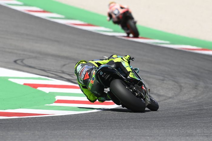 Aksi pembalap Petronas Yamaha SRT, Valentino Rossi, kala melibas balapan MotoGP Italia di Sirkuit Mugello, Italia, 30 Mei 2021. 