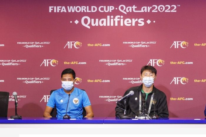 Shin Tae-yong (kanan) dan Evan Dimas (kiri) ketika konferensi pers, Rabu (2/6/2021).