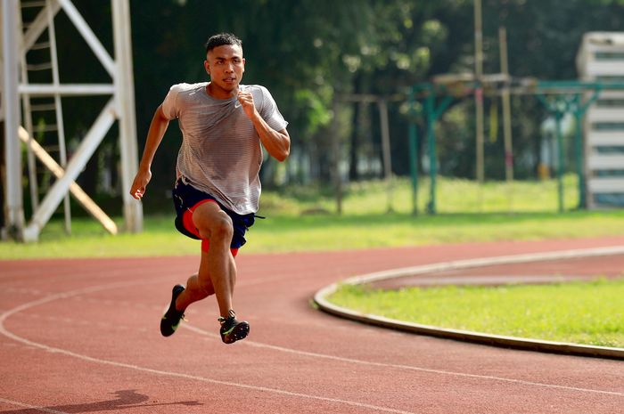 Sprinter putra Indonesia, Lalu Muhammad Zohri, berlatih di lapangan belakang Stadion Madya, Jakarta, Kamis (3/6/2021).