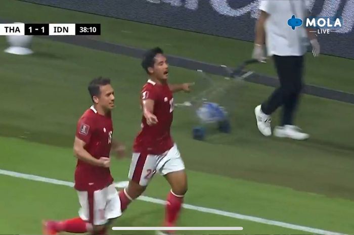 Selebrasi gelandang timnas Indonesia, Kadek Agung usai menjebol gawang Thailand dalam laga Kualifikasi Piala 2022, Kamis (3/6/2021).
