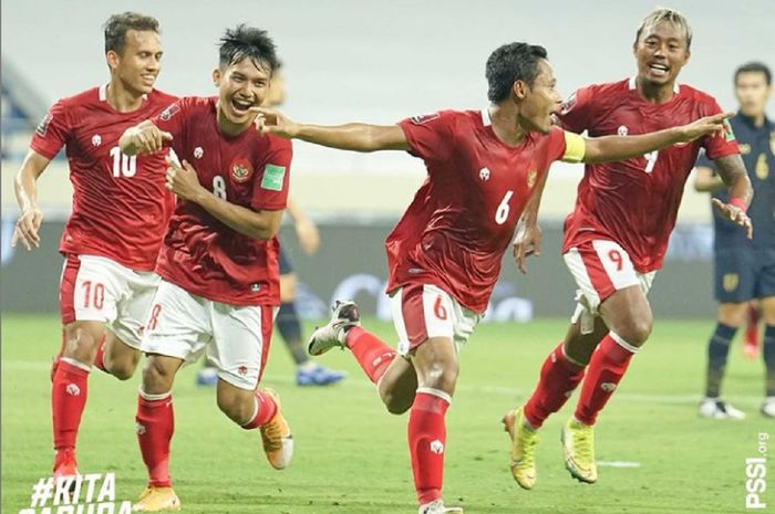 Kapten Timnas Indonesia Evan Dimas (ketiga dari kiri) selebrasi bersama Egy Maulana Vikri, Witan Sulaeman, dan Kusheyda Hari Yudo usai membobol gawang Thailand dalam Kualifikasi Piala Dunia 2022 di Stadion Al-Maktoum, Dubai, UEA, Kamis (3/6/2021) malam waktu setempat atau Jumat dini hari WIB.