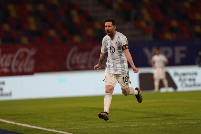 Megabintang Argentina, Lionel Messi, melakukan selebrasi usai menjebol gawang Cile pada pertandigan Kualifikasi Piala Dunia 2022.