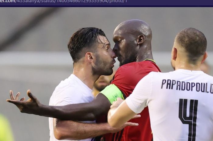 Pemain timnas Belgia, Romelu Lukaku, beradu kepala dengan pemain timnas Yunani, Georgios Tzavellas, di Stadion King Baudouin, Brussels, Kamis (3/6/2021) waktu setempat atau Jumat pukul 01.45 WIB.