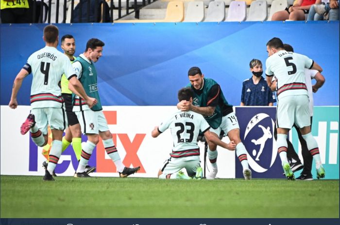 Diogo Dalot (5), merayakan keberhasilan Portugal lolos ke final EURO U-21 2021 setelah menyingkirkan Spanyol, Kamis (3/6/2021) di Maribor. 