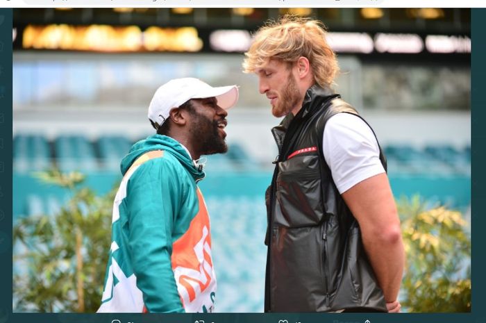 Floyd Mayweather Jr (kiri) dan Logan Paul (kanan) melakukan sesi face-off.