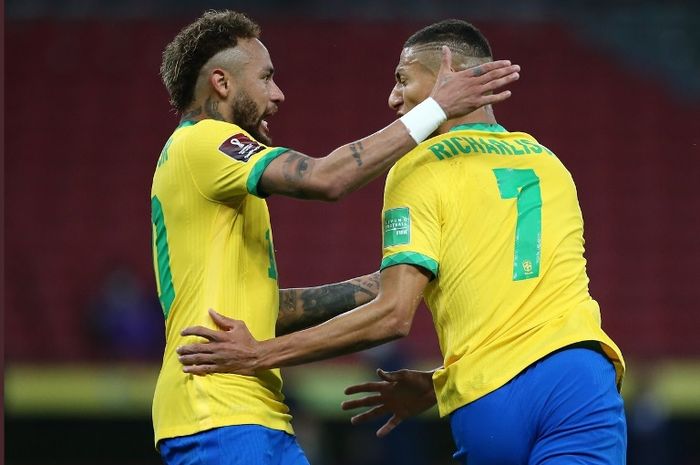 Dua bintang timnas Brasil, Neymar dan Richarlison, melakukan selebrasi usai menjebol gawang ekuador dalam Kualifikasi Piala Dunia 2022.