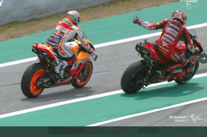 Pembalap Repsol Honda, Marc Marquez (kiri), saat mencoba membayangi Jack Miller (Ducati Lenovo Team) yang berada di depan saat sesi kualifikasi MotoGP Catalunya, silam (5/6/2021). 