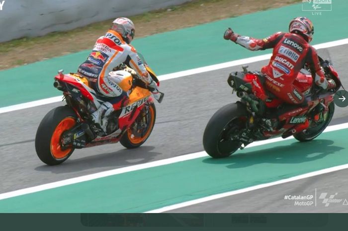 Pembalap Repsol Honda, Marc Marquez (kiri), saat mencoba membayangi Jack Miller (Ducati Lenovo Team) yang berada di depan saat sesi kualifikasi MotoGP Catalunya, Sabtu (5/6/2021). 