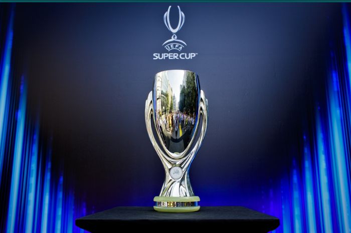Trofi Piala Super Eropa yang bakal diperebutkan oleh Chelsea dan Villarreal.
