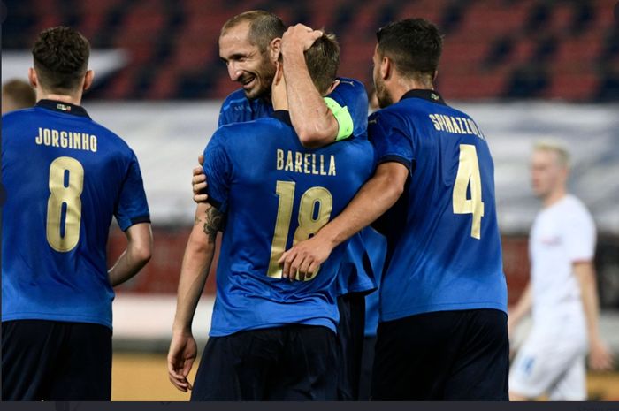 Pemain Italia merayakan gol Nicolo Barella dalam uji coba EURO 2020 melawan Rep. Ceska, Jumat (4/6/2021) di Bologna.