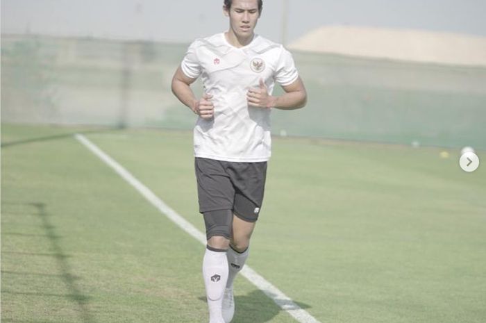 Bek timnas Indonesia, Ryuji Utomo, saat menjalani latihan terpisah dengan timnas Indonesia.