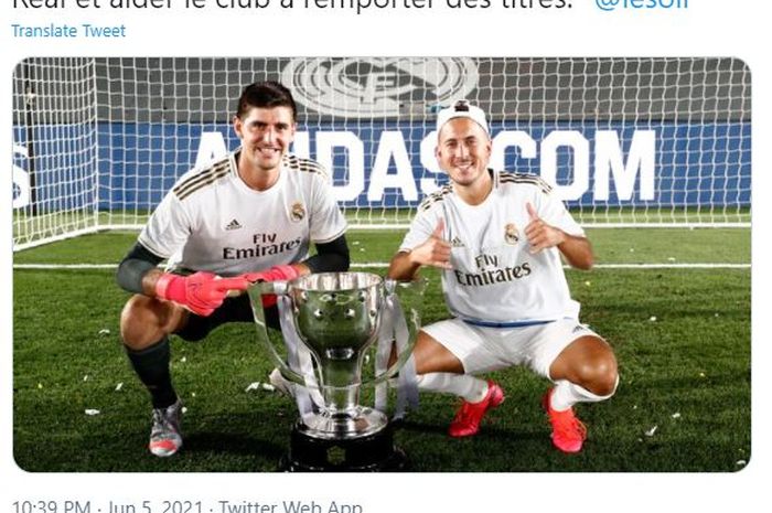 Eden Hazard (kanan) dan Thibaut Courtois berfoto bersama trofi Liga Spanyol yang berhasil dimenangkan Real Madrid pada musm 2019-2020.