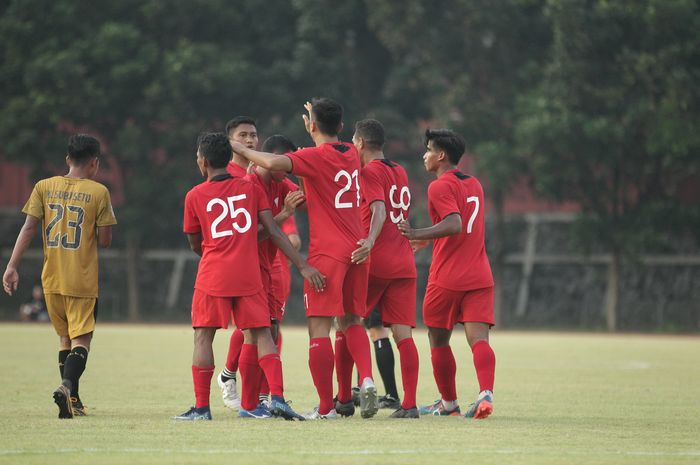 Para pemain Persis Solo merayakan gol ke gawang Bhayangkara FC dalam uji coba di Stadion Universitas Sebelas Maret (UNS) Surakarta, Sabtu (5/6/2021).