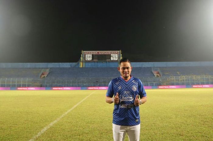 Gilang Widya Pramana yang dikenal dengan sebutan Crazy Rich Malang kini memiliki jabatan anyar sebagai Presiden Arema FC. Dia memiliki hubungan baik dengan almarhum suami Vanessa Angel.